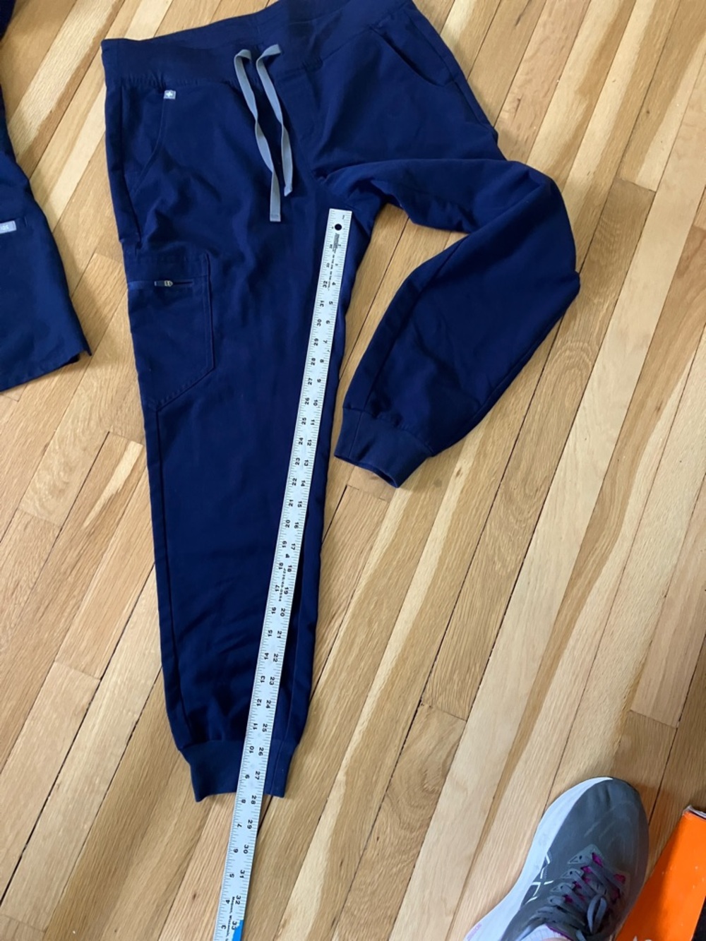 Figs  Medium Navy V-Neck Scrub Top & Jogger Pants - Picture 5 of 11